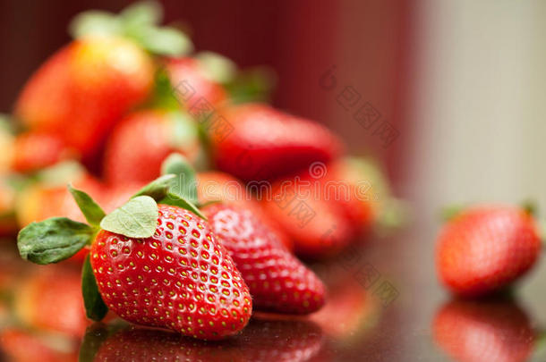桌上新鲜的红色草莓