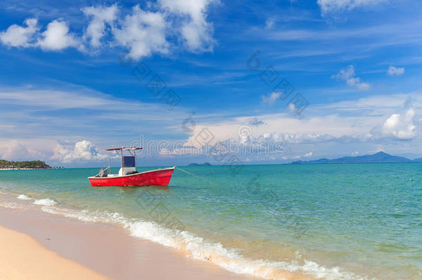 在沙滩附近抛锚捕鱼的<strong>红船</strong>