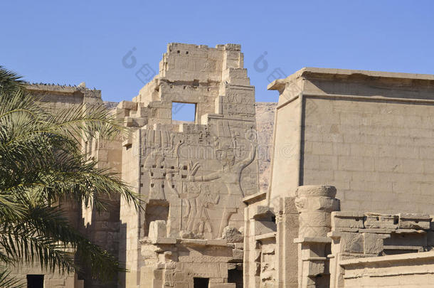埃及寺庙墙上的象形雕刻