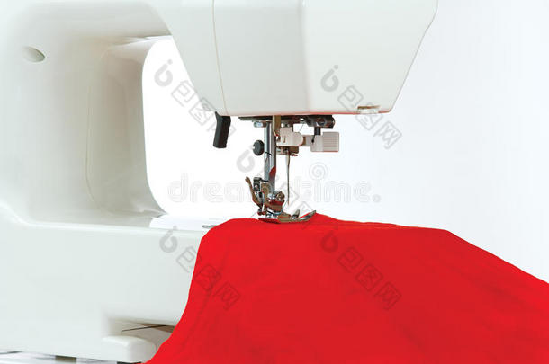 红色布料缝纫机