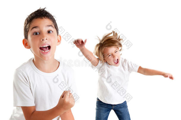 兴奋的孩子们快乐的尖叫和胜利者的手势