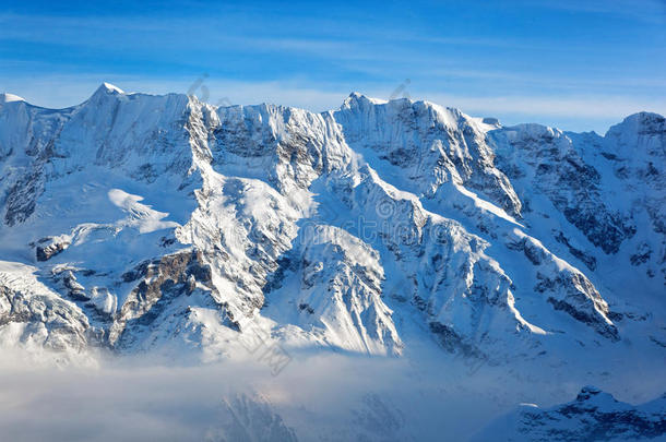 冒险阿尔卑斯山海拔高度蓝色惊险的