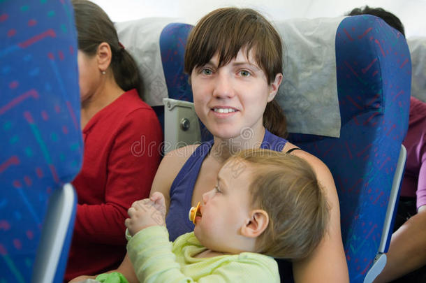 乘<strong>飞机</strong>旅行的母亲和孩子