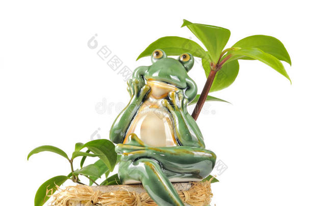 坐在花盆上微笑的绿蛙俑