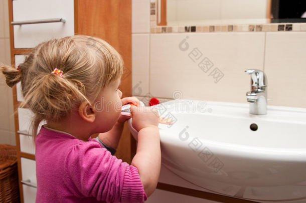 学龄前女孩刷牙