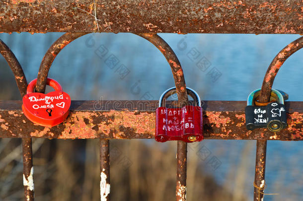 爱锁在伏尔加河的桥上