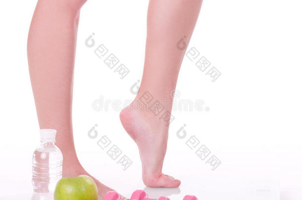 <strong>脚上</strong>有苹果，哑铃，测量和水