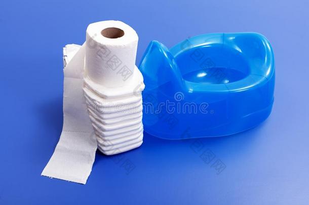 厕纸、尿布和蓝色便盆