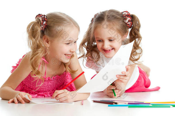 两个女孩一起用彩色铅笔画画