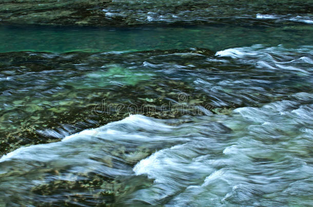 流光溢彩的江水