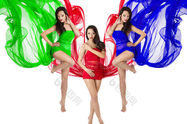 三个女人穿着红，绿，蓝的飞行服跳舞