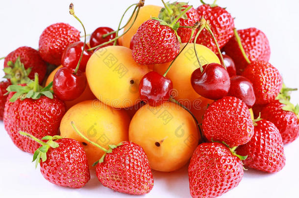鲜红色草莓、樱桃和杏