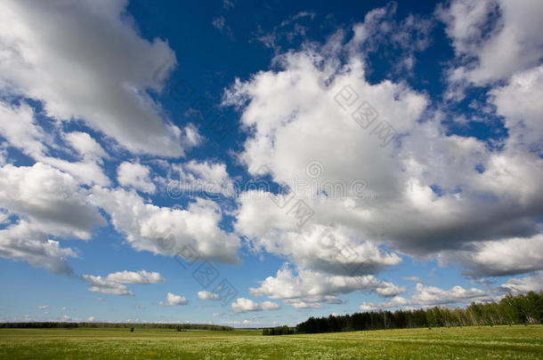 蓝天白云的乡村景观