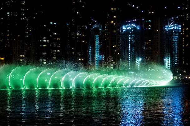 夜间彩色喷泉