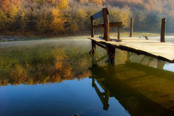 湖边美丽的秋日早晨