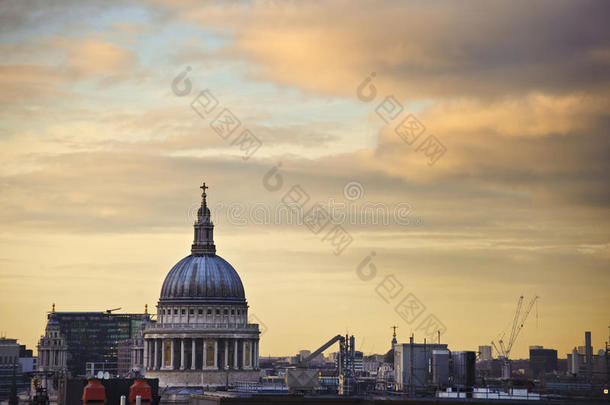 日落时分的伦敦圣保罗大教堂