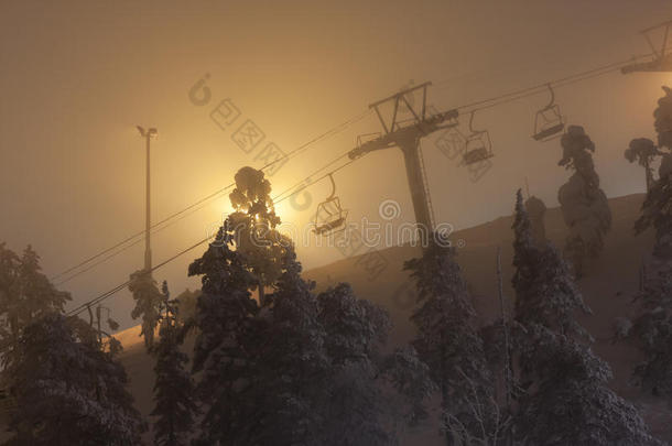 雾中的<strong>滑雪场</strong>电梯