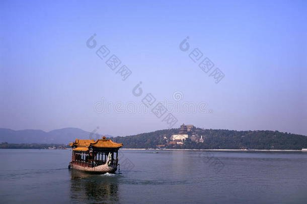 昆明湖中国龙舟