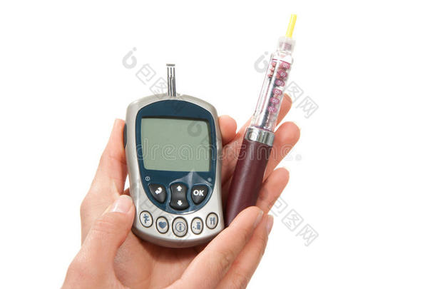 带注射器笔注射器和血糖仪的手