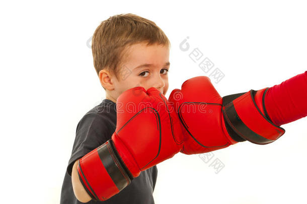 打拳击的小男孩