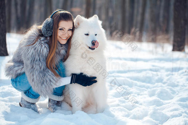 冬天森林里养着萨莫耶德狗的快乐女人