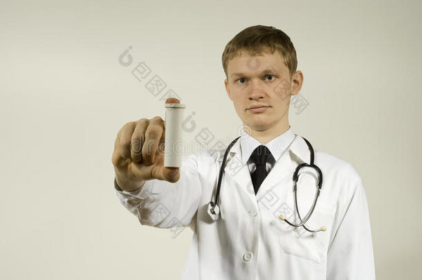 医生指了指药丸