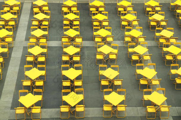 一排黄色桌椅