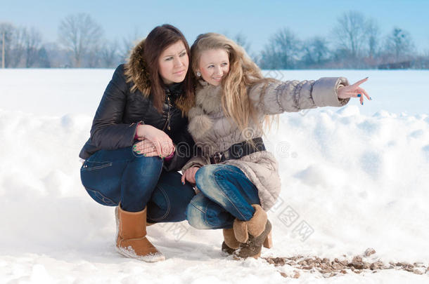 两个女朋友指着冬雪