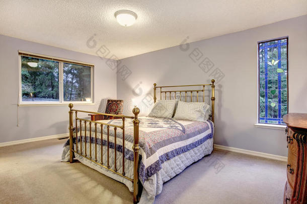 蓝色简易卧室，带金属框架床。