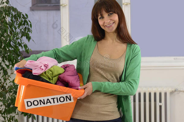 慈善机构：有<strong>衣物捐赠</strong>箱的妇女