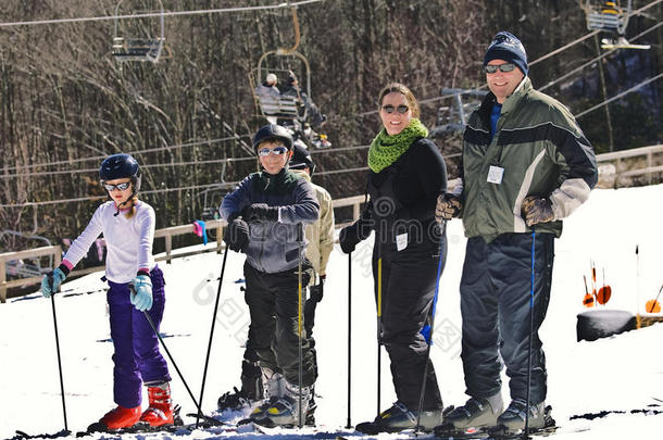 家庭雪地滑雪者
