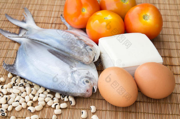 生鱼加一些蛋白质食物