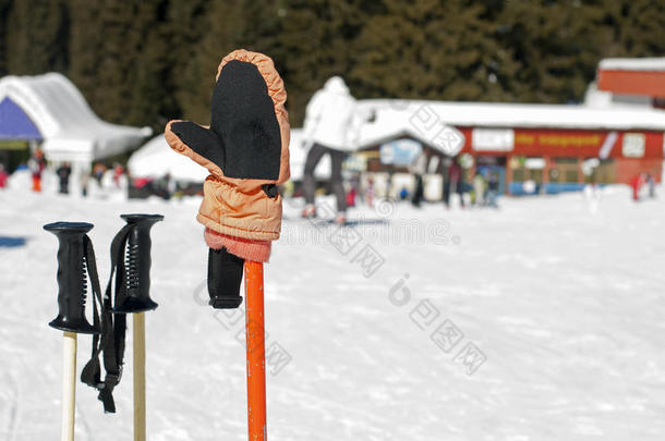 滑雪手套和滑雪棍