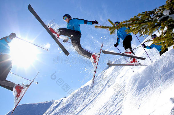 背光源下的跳跃滑雪者系列