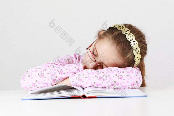 疲惫的女学生睡在书上
