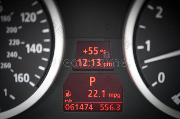 汽车仪表板转速表，转速表和汽油
