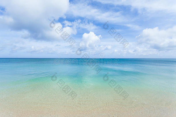 碧蓝的海水，热带海滩和地平线