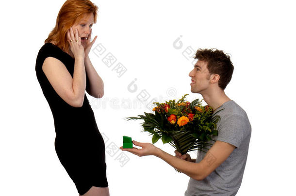 年轻人给他女朋友送花
