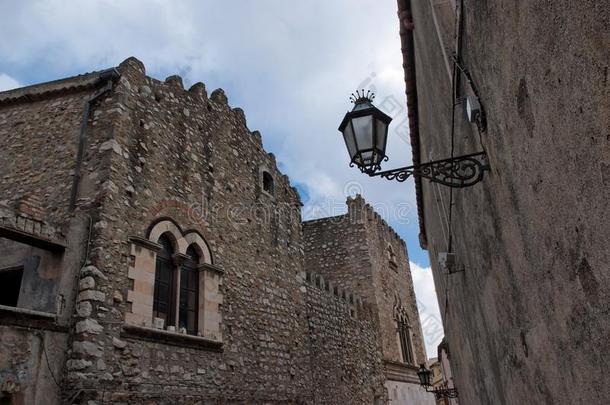 中世纪小镇的复古街灯