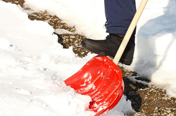 红色<strong>铲雪</strong>人特写