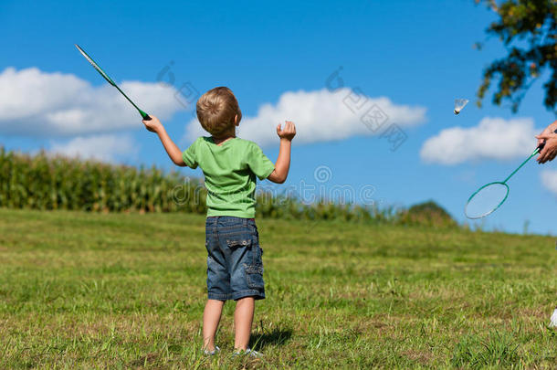 家庭-小男孩在户外打羽毛球