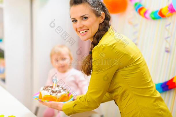 快乐妈妈给宝宝带生日蛋糕