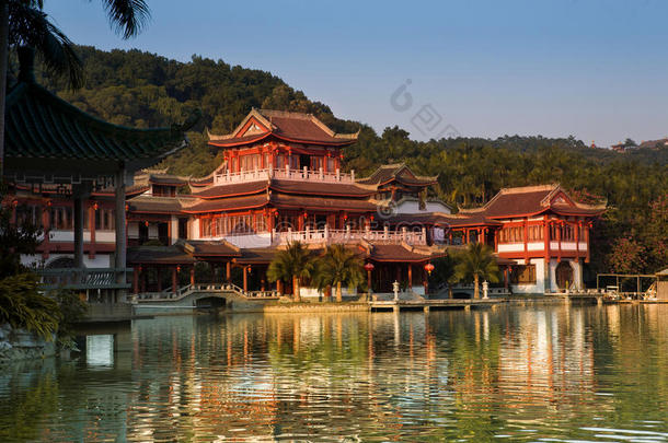湖畔中国古典建筑