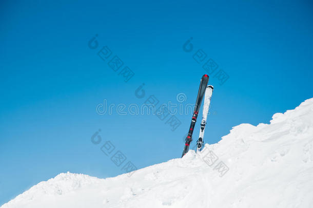 冬季度假胜地斜坡上的滑雪板图片