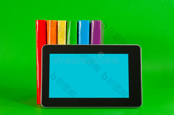 一排彩色书籍和平板电脑