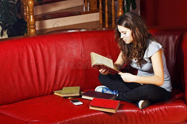 在家读书的少女