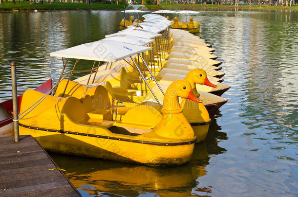 湖中漂浮的黄色小船