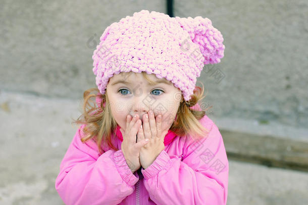 一个穿着粉红色紧身衣的小女孩