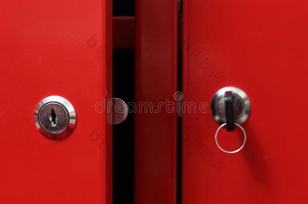 红色柜门