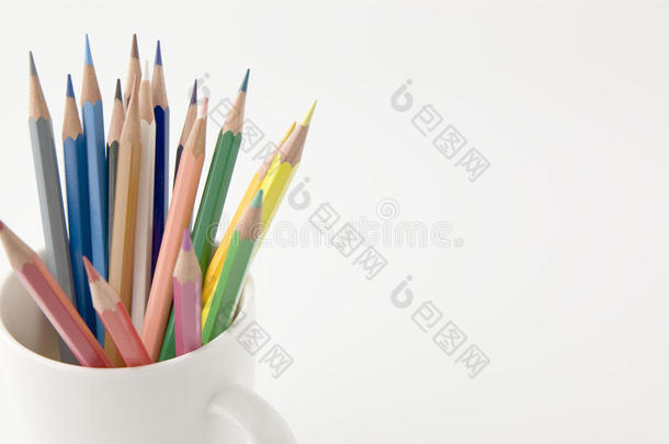 一支彩色铅笔放在咖啡杯里。
